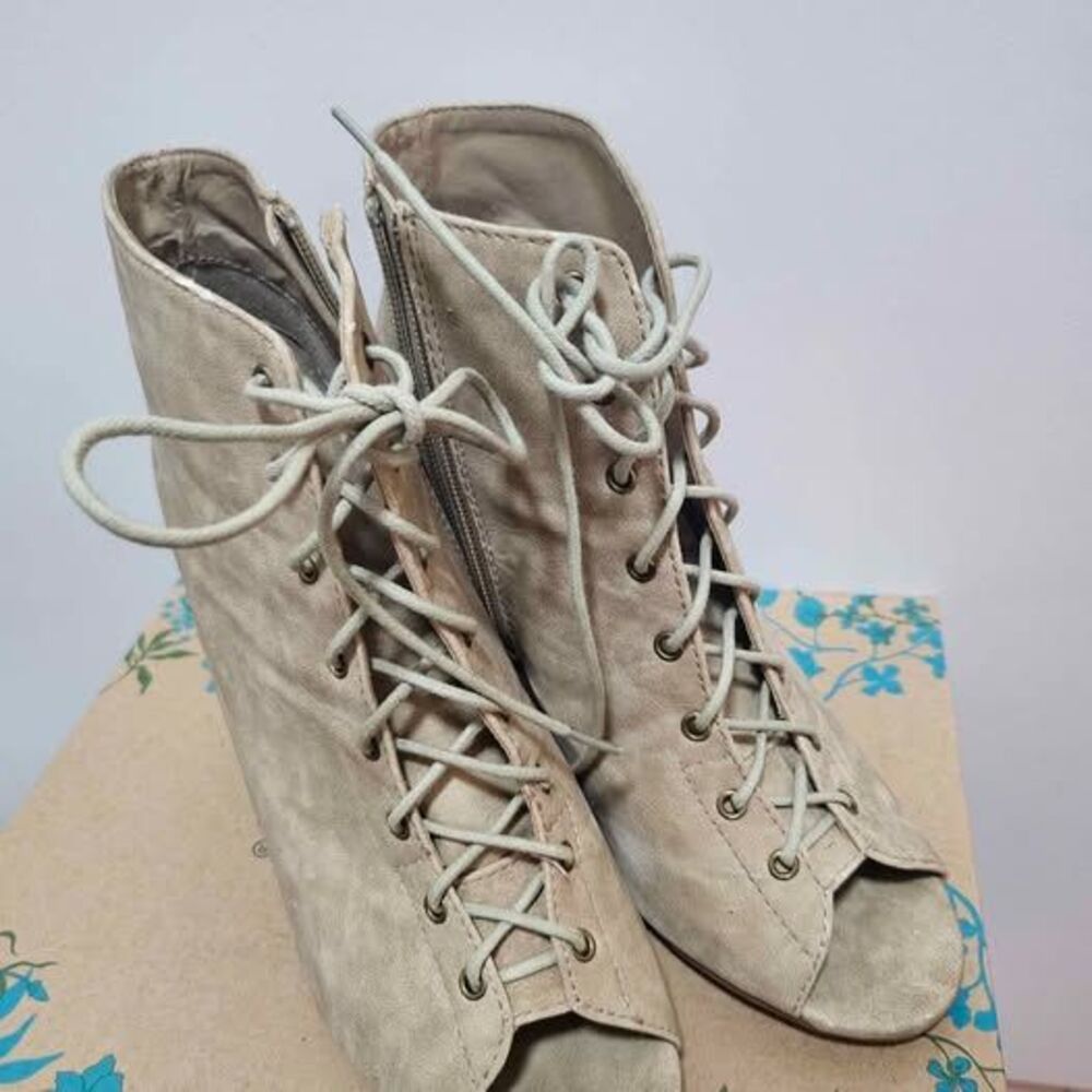 Biege Women's Lace Up Wedge Heel Sandal Size 6.5 Cute for Summer and Spring